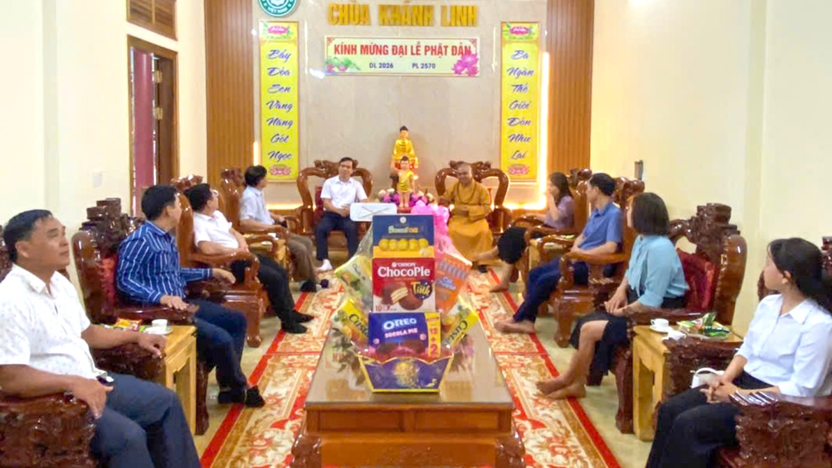 Đoàn lãnh đạo xã Đăk Pek thăm chùa Khánh Linh mùa Phật đản 2026