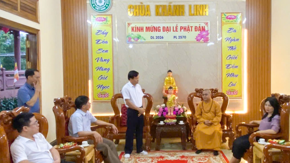Đại đức Thích Nhuận Tâm tiếp đoàn lãnh đạo địa phương