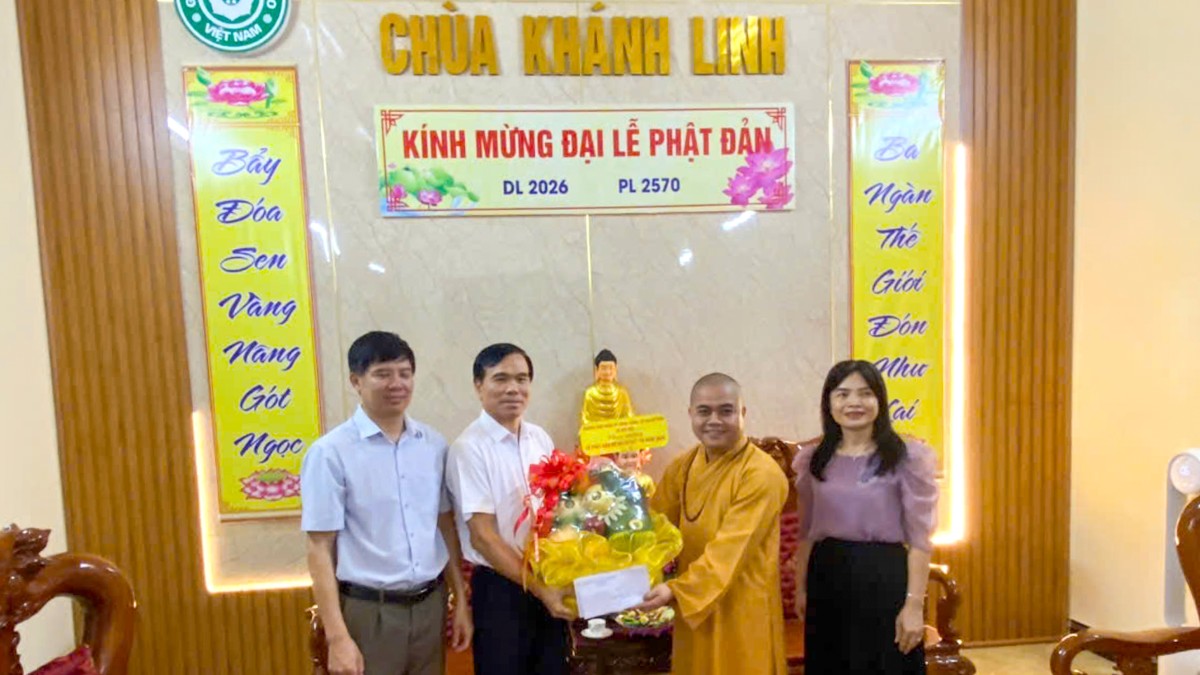 Lãnh đạo địa phương chụp hình lưu niệm tại chùa Khánh Linh