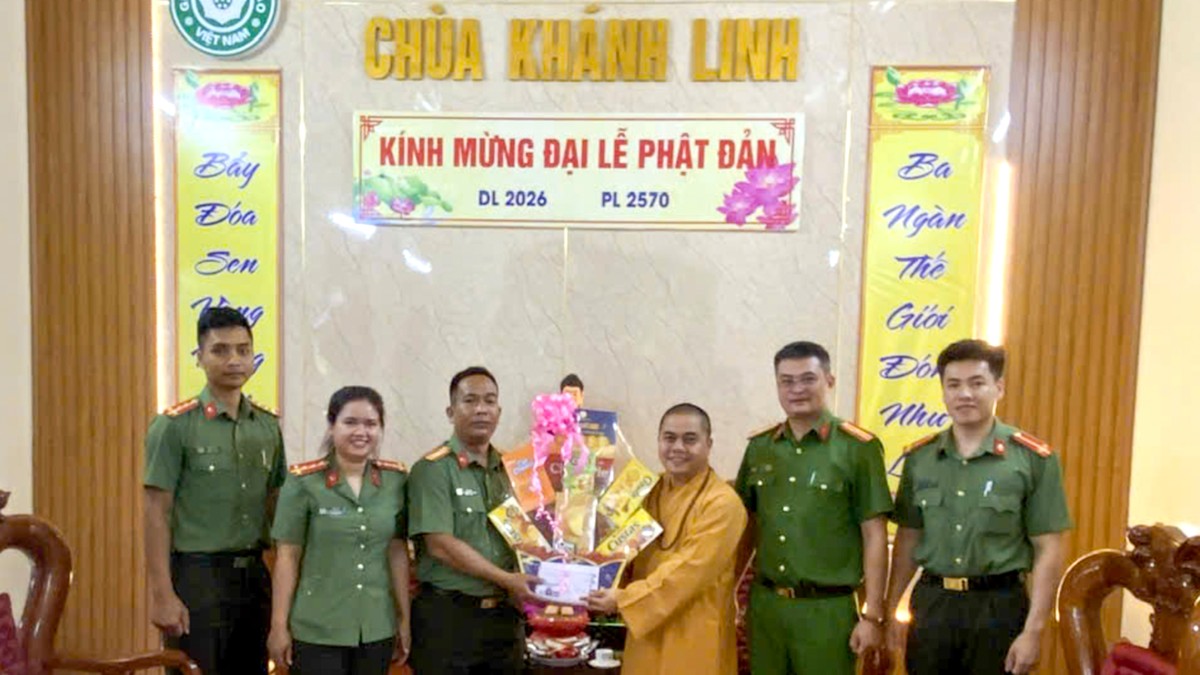 Đoàn Công an xã Đăk Pek thăm chùa Khánh Linh