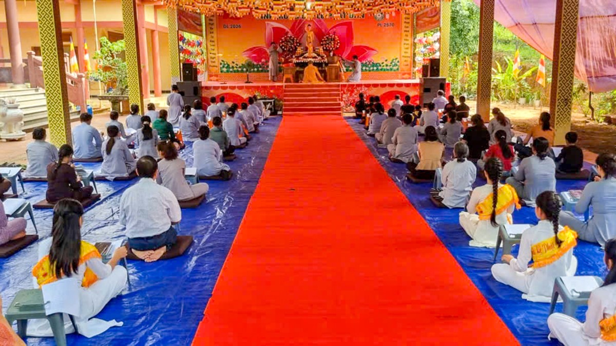 Phật tử tham dự Đại lễ Phật đản tại chùa Khánh Linh