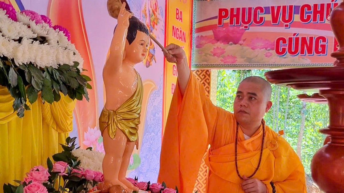 Nghi thức tắm Phật tại chùa Khánh Linh