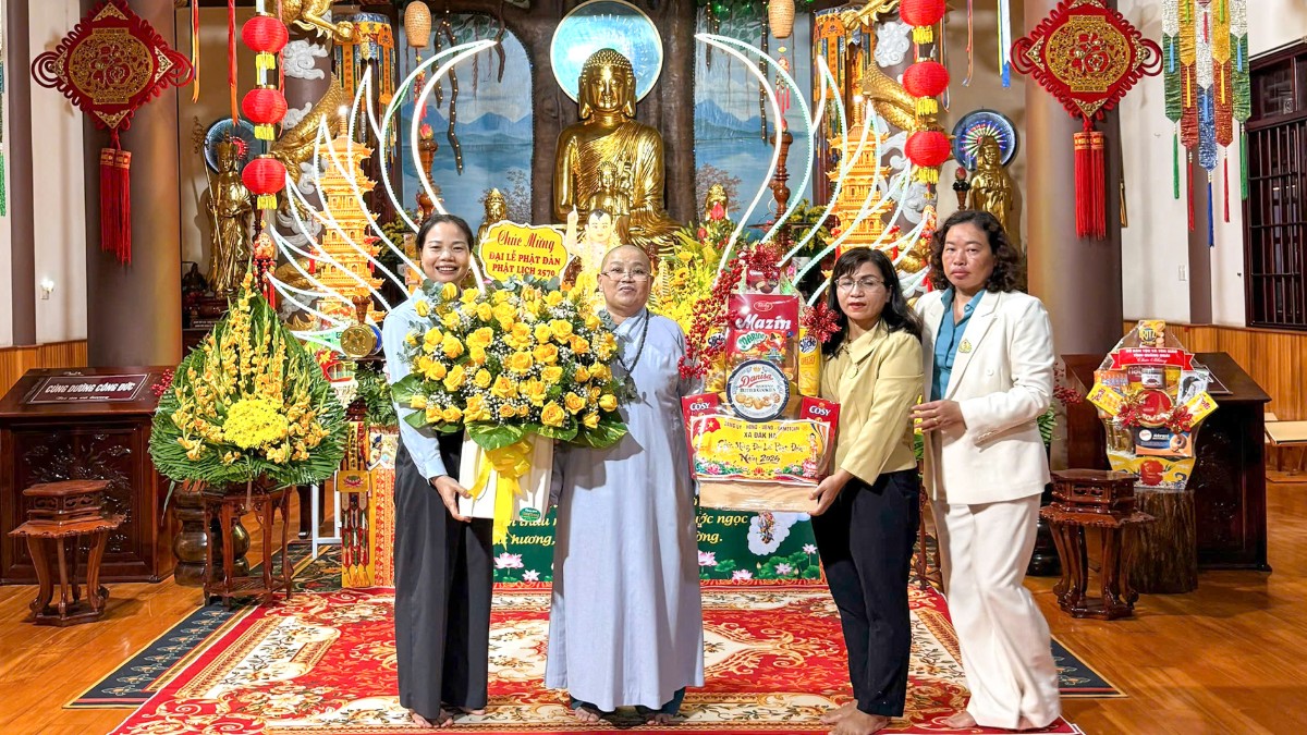 Đoàn lãnh đạo xã Đăk Hà thăm chùa Pháp Hoa