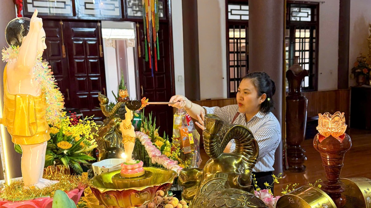 Ni sư Thích Nữ Chúc Giác hướng dẫn nghi thức tắm Phật