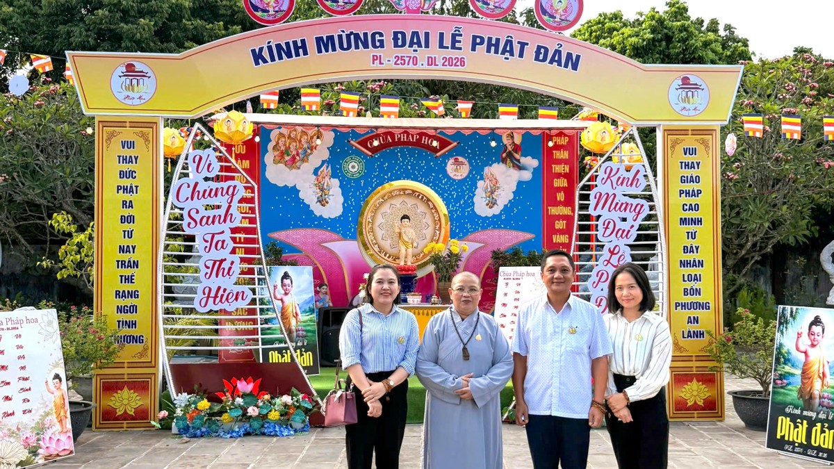 Các đoàn chụp ảnh lưu niệm tại lễ đài Phật đản chùa Pháp Hoa