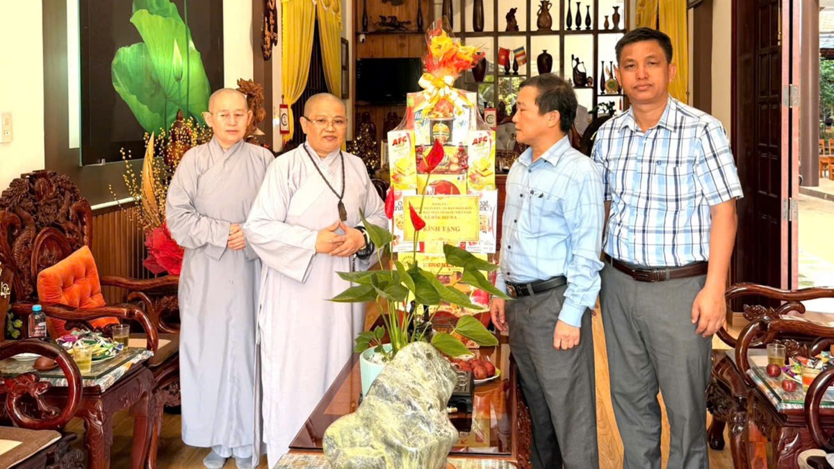Ni sư Thích Nữ Chúc Giác tiếp đoàn khách tại chùa Pháp Hoa