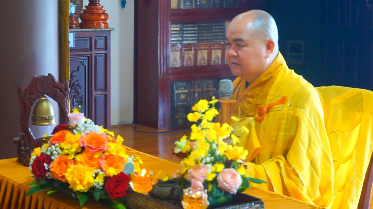 Thượng tọa Thích Nhuận Pháp ban lời sách tấn chư Ni hành giả