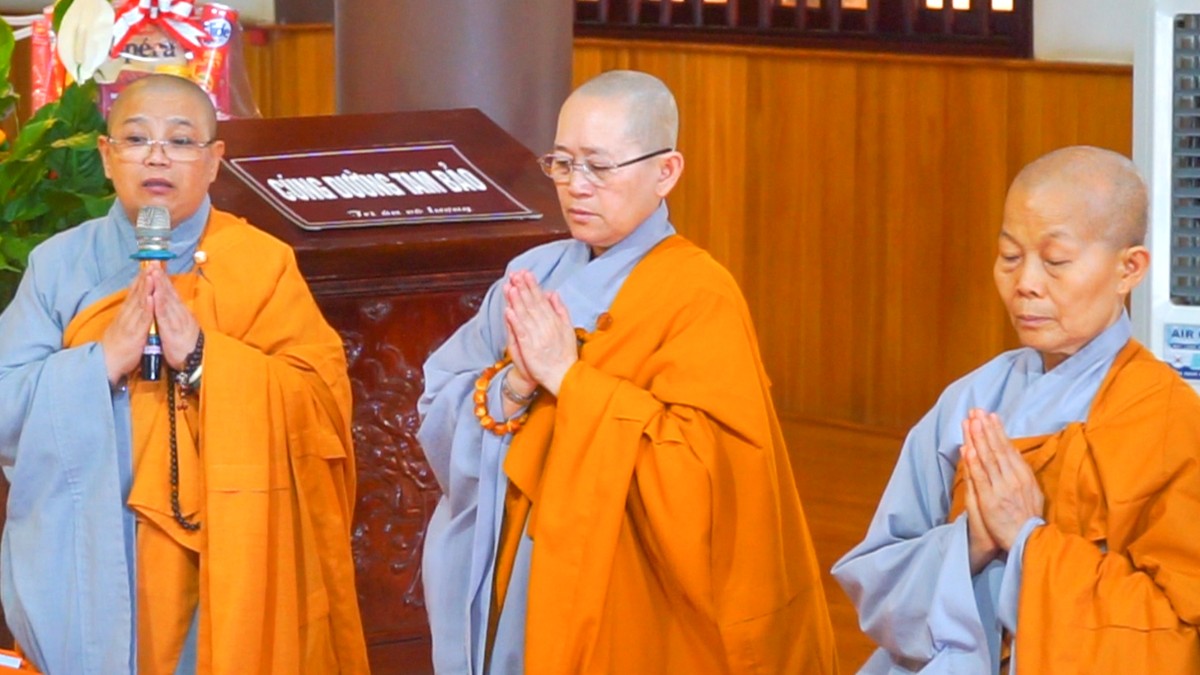 Ni sư Thích Nữ Chúc Giác phát biểu tri ân