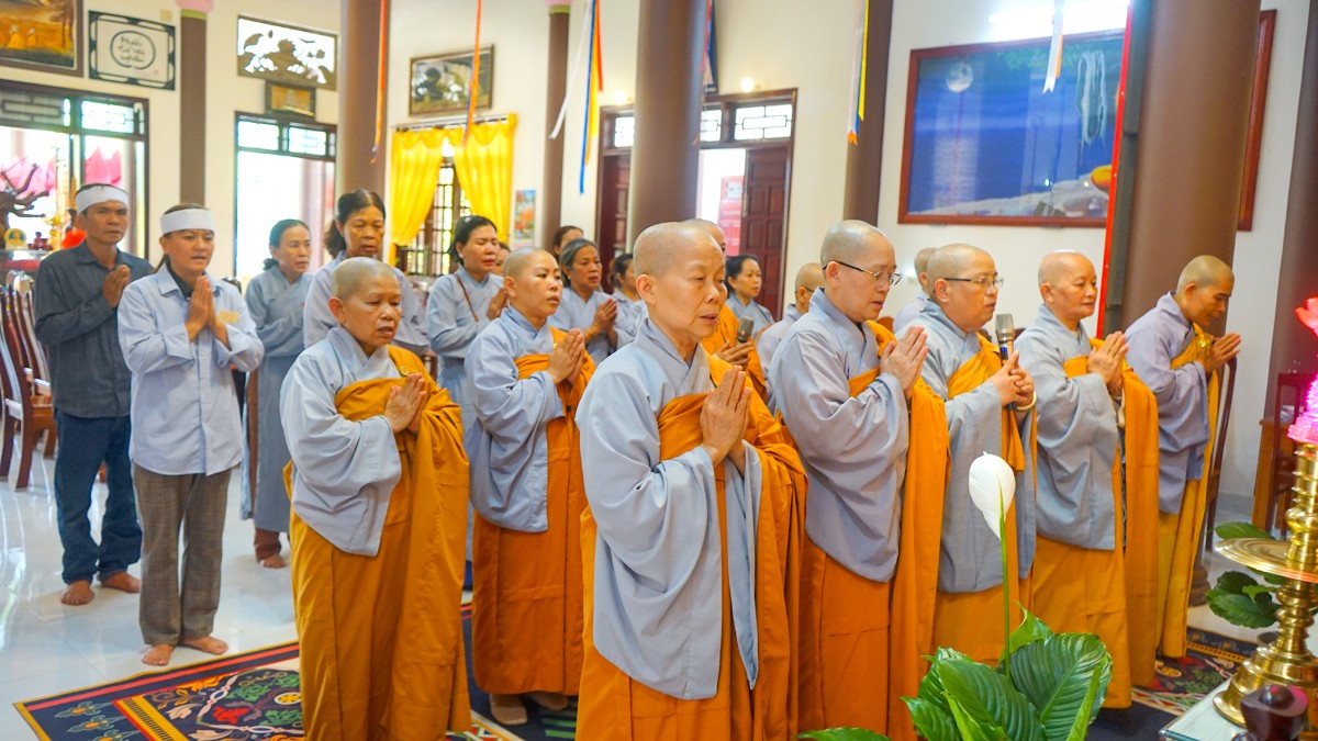 Chư Ni và Phật tử tại lễ cúng dường trai tăng mùa An cư