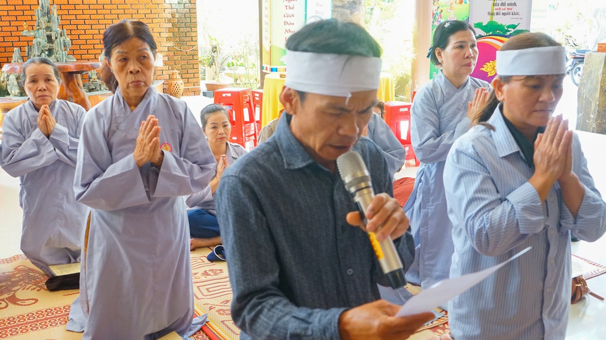 Phật tử tác bạch cúng dường trai tăng tại chùa Pháp Hoa