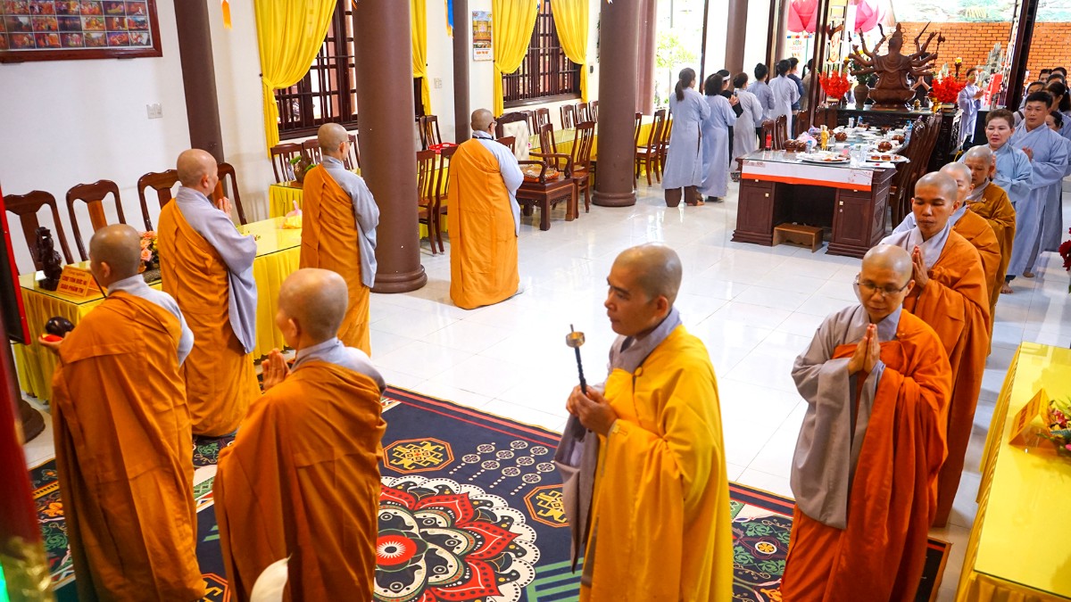 Phật tử cúng dường trai tăng tại hạ trường chùa Pháp Hoa