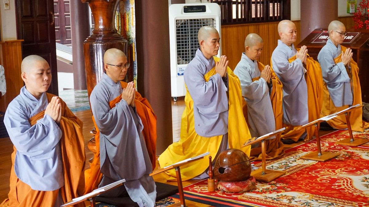 Chư Ni hành giả an cư lắng nghe thời pháp giáo giới