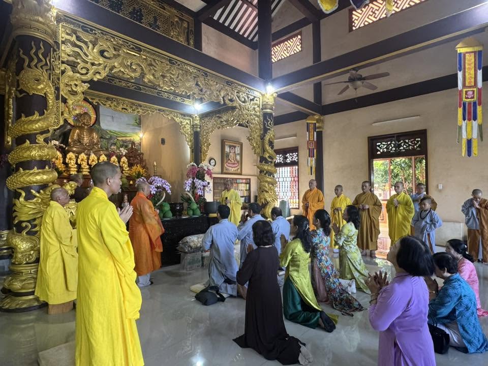 Chư Tôn đức trường hạ chùa Kim Long chứng minh lễ cúng dường