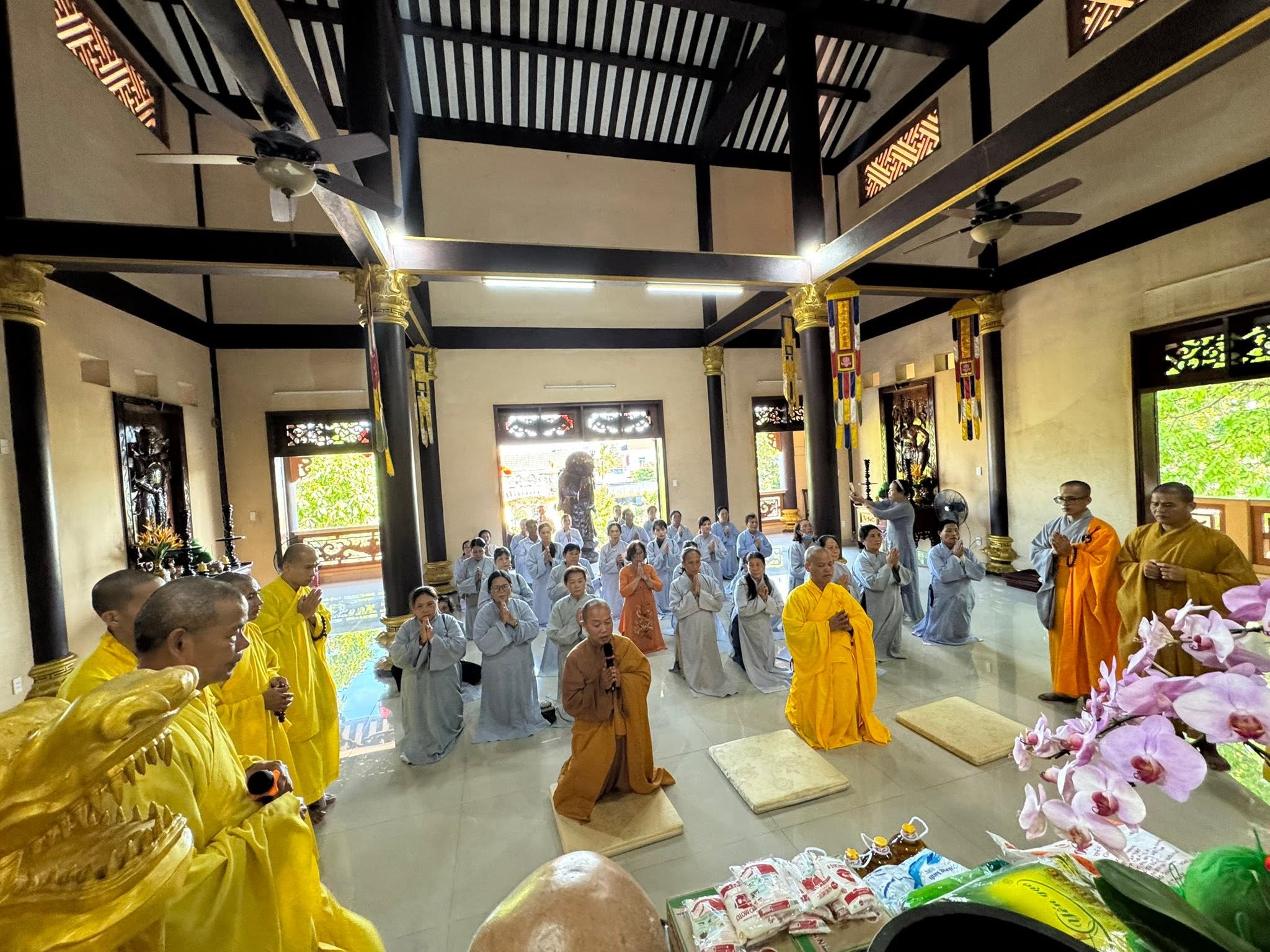 Phật tử đặc khu Lý Sơn dâng tịnh phẩm cúng dường tại hạ trường chùa Kim Long