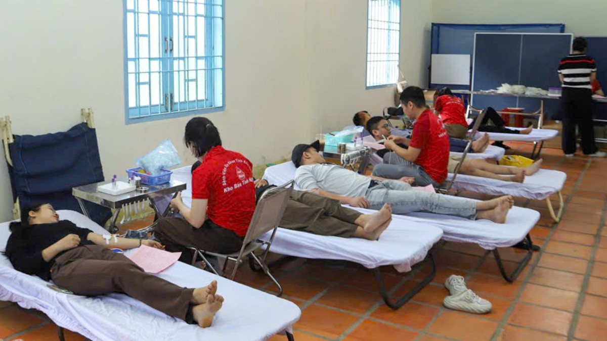 Người dân tham gia hiến máu tại chùa Bác Ái
