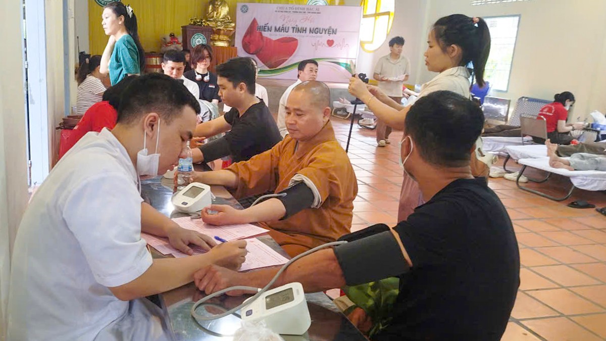 Đại đức Thích Đồng Tri tham gia hiến máu nhân đạo
