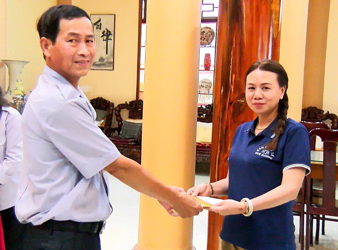 Chư Tôn đức và Phật tử tham gia hội thi giáo lý tại chùa Huệ Hương