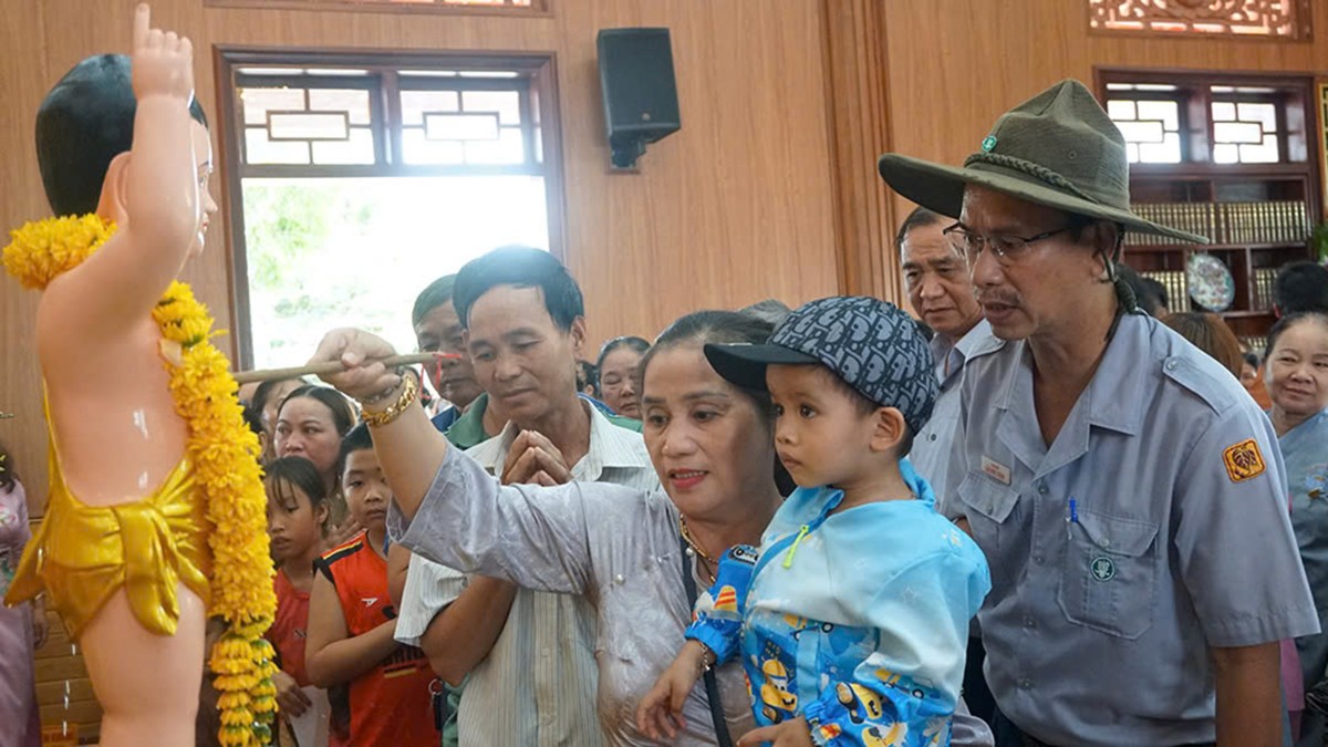 Phật tử tham dự Đại lễ Phật đản tại chùa Huệ Hương
