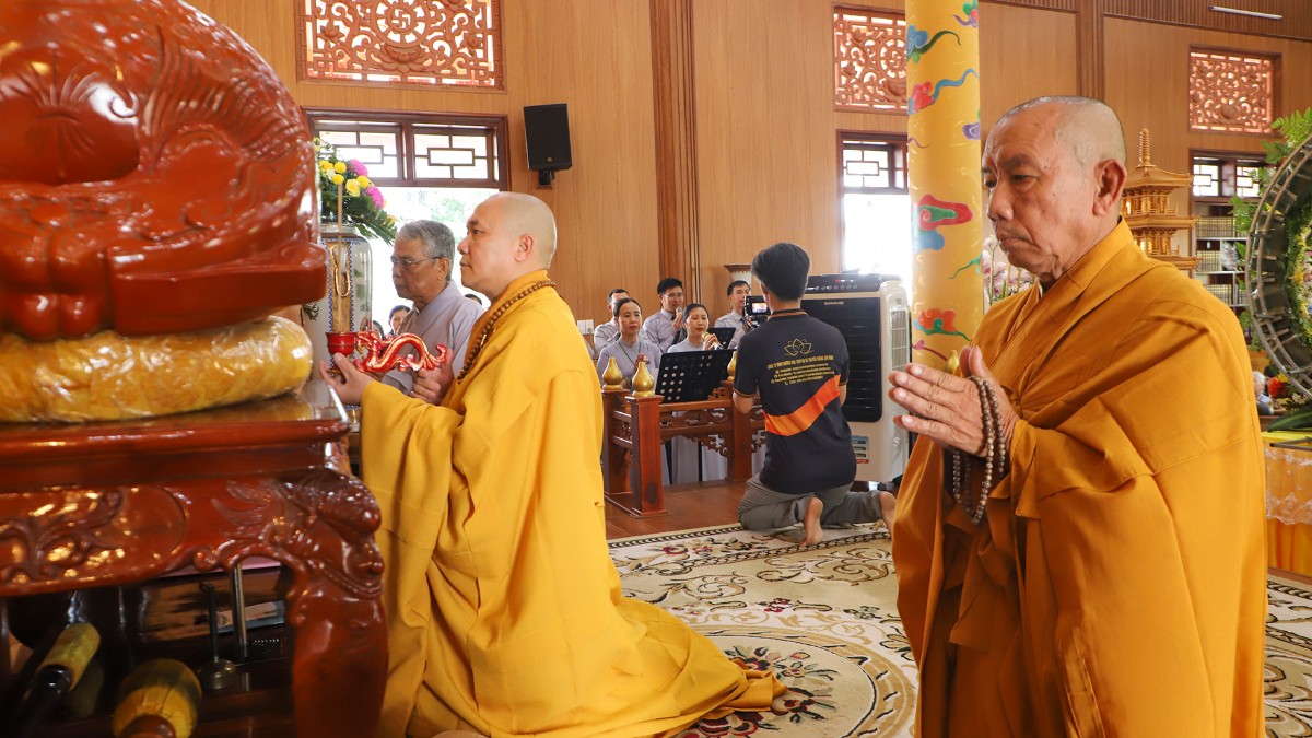 Thượng tọa Thích Vạn Nhơn chủ trì Đại lễ Phật đản