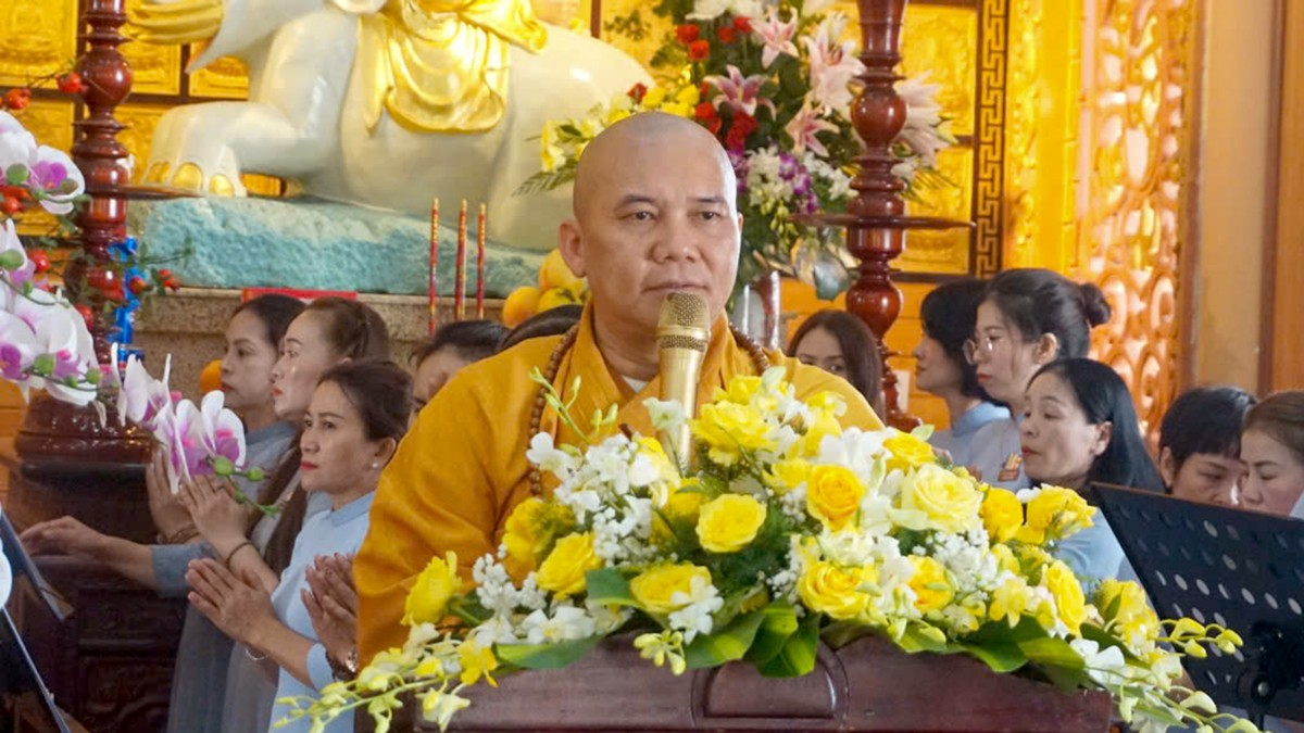 Thượng tọa Thích Vạn Nhơn thuyết giảng ý nghĩa lễ Tắm Phật