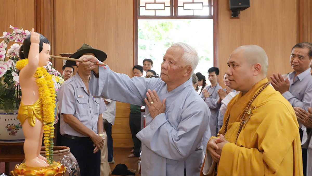 Phật tử thực hiện nghi thức Tắm Phật tại chùa Huệ Hương