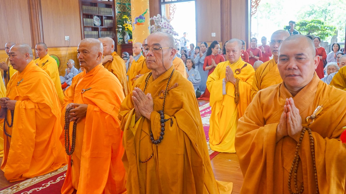 Chư Tôn đức dâng hương tưởng niệm cố Hòa thượng Thích Từ Vân