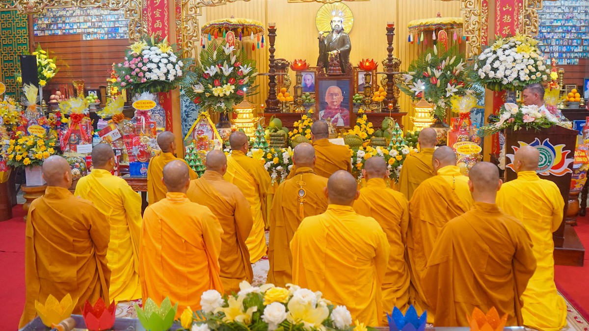 Môn đồ pháp quyến tham dự lễ húy kỵ cố Hòa thượng Thích Từ Vân