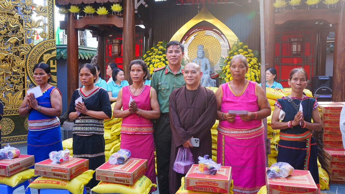 Chùa Huệ Hương trao quà từ thiện nhân lễ húy kỵ Tổ sư khai sơn