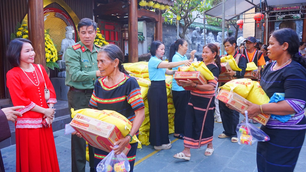 Trao quà cho đồng bào dân tộc thiểu số và người dân khó khăn
