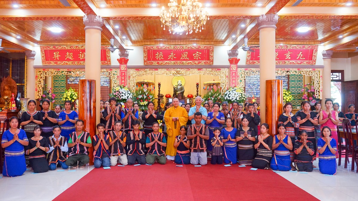 Chư Tôn đức và các đơn vị đồng hành chụp ảnh lưu niệm cùng bà con