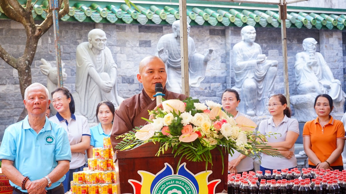 Đại diện Ban Tổ chức phát biểu tại chương trình trao quà từ thiện