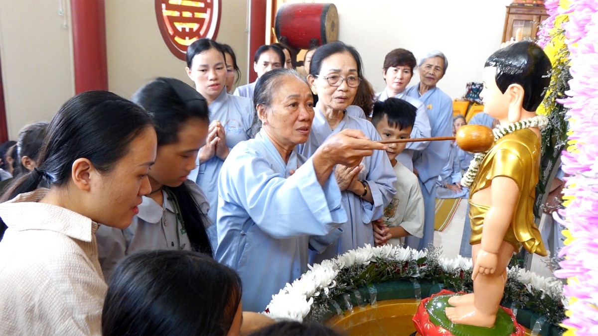 Nghi thức tắm Phật tại chùa Huệ Quang mùa Phật đản 2026