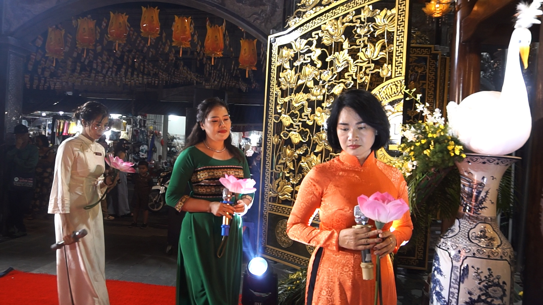 Các tiết mục văn nghệ kính mừng Phật đản tại chùa Huệ Hương