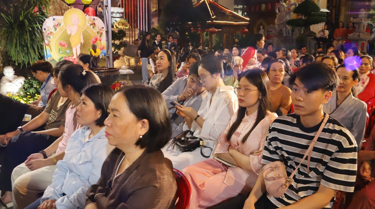 Đông đảo Phật tử tham dự đêm văn nghệ Mừng Khánh Đản