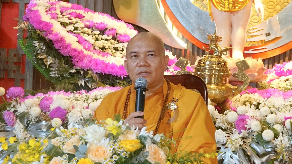 Thượng tọa Thích Vạn Nhơn thuyết pháp tại chùa Huệ Hương mùa Phật đản PL2570