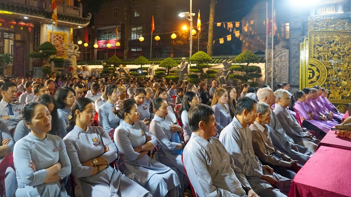 Đông đảo Phật tử tham dự pháp thoại tại chùa Huệ Hương