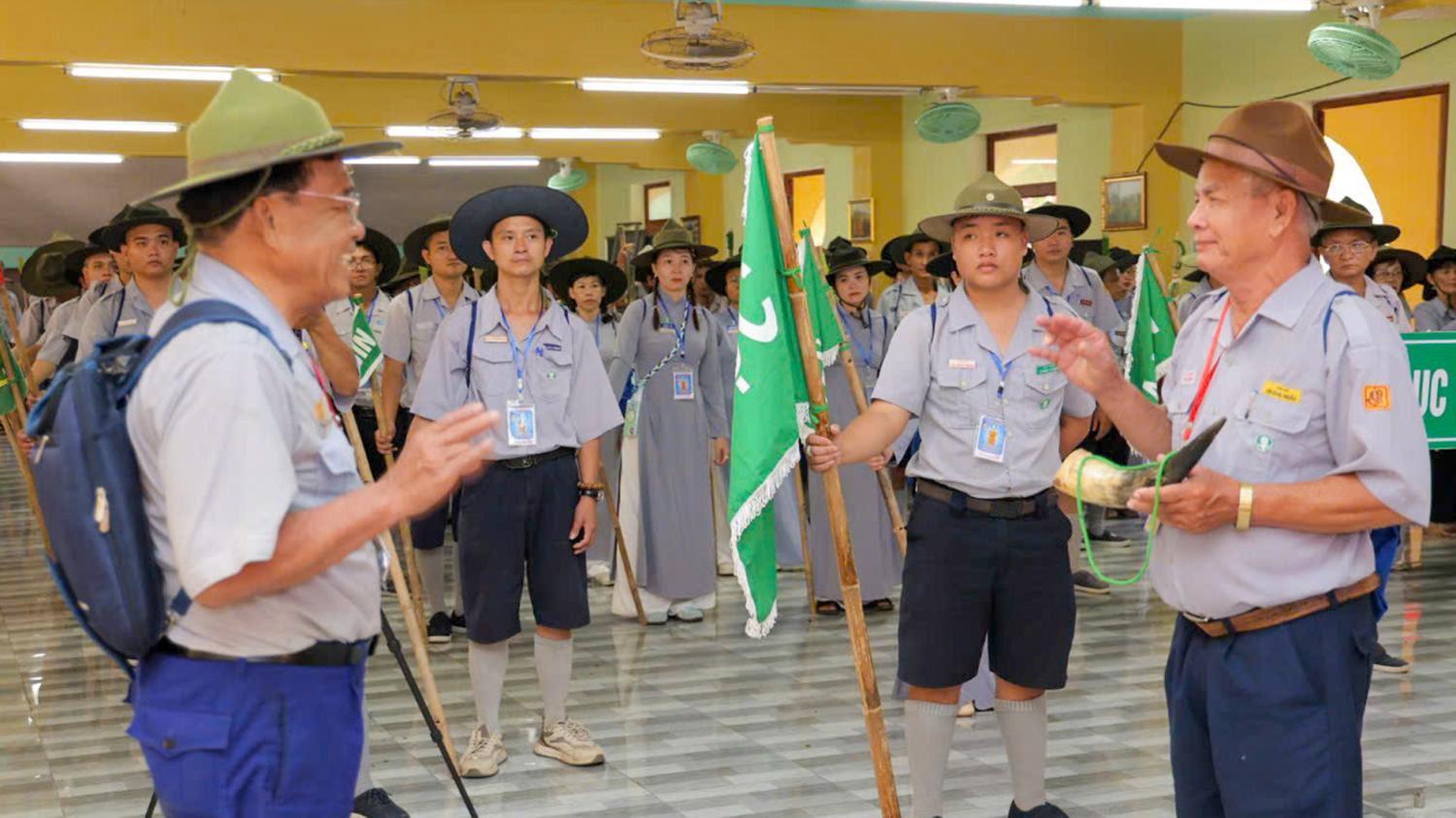 Nghi thức trao hoàn còi lệnh tại lễ bế mạc Liên trại GĐPT Quảng Ngãi