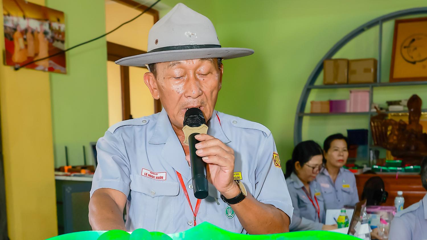 Huynh trưởng Lê Ngọc Xuân trình bày báo cáo tổng kết