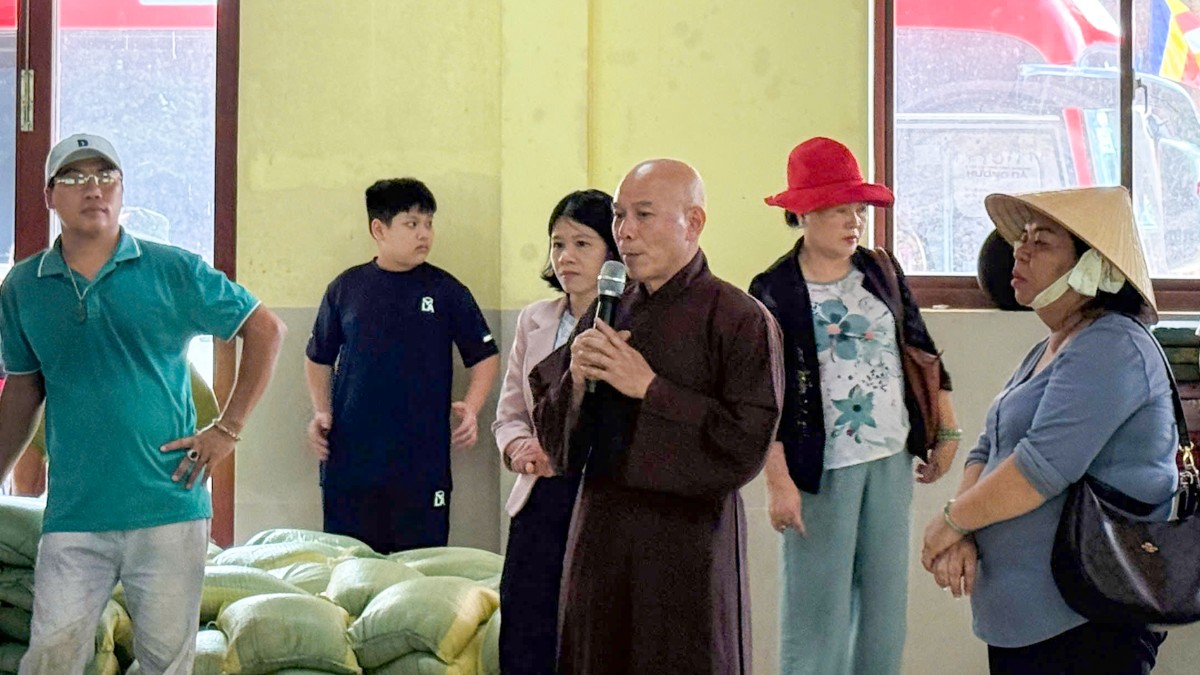 Thượng tọa Thích Nhuận Bảo trao quà cho đồng bào dân tộc thiểu số