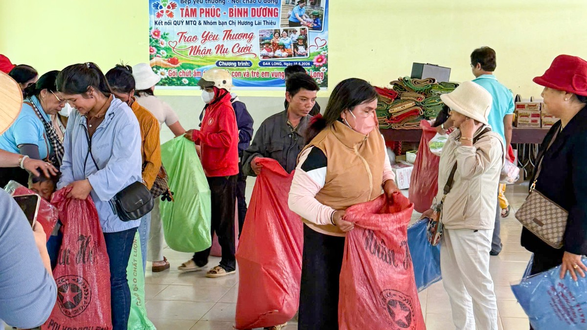 Bà con đồng bào dân tộc thiểu số nhận quà từ chùa Khánh Lâm