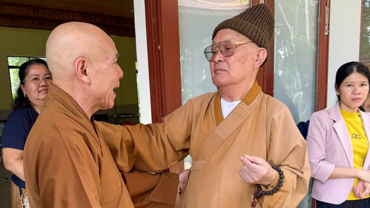 Chư Tôn đức và bà con chụp hình lưu niệm sau chương trình