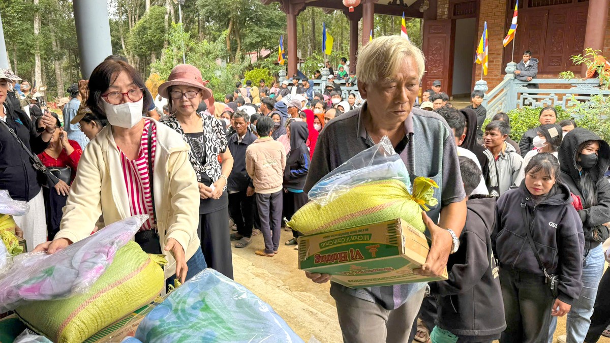 Chùa Như Lai và chùa Khánh Lâm trao quà từ thiện tại xã Măng Đen tỉnh Quảng Ngãi