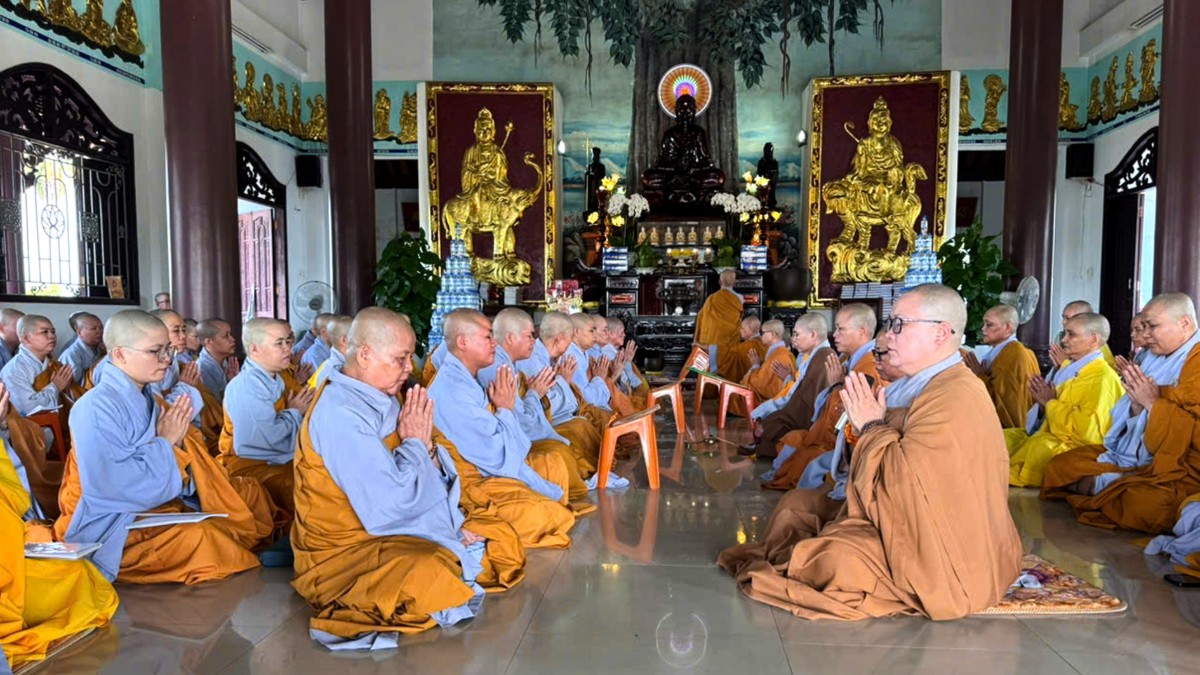 Ni trưởng Thích Nữ Hạnh Bảo chứng minh kỳ Bố-tát tại chùa Tịnh Nghiêm