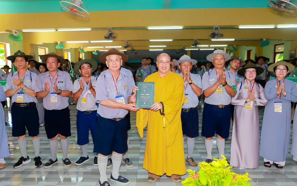 Trao quyết định Ban Quản trại Liên trại Huynh trưởng GĐPT Quảng Ngãi