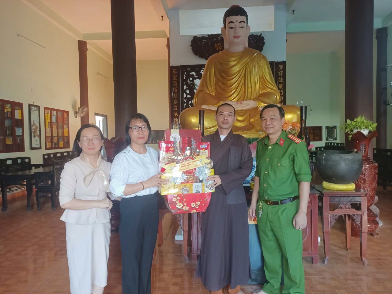 Lãnh đạo phường Nghĩa Lộ chụp ảnh lưu niệm cùng chư Tôn đức