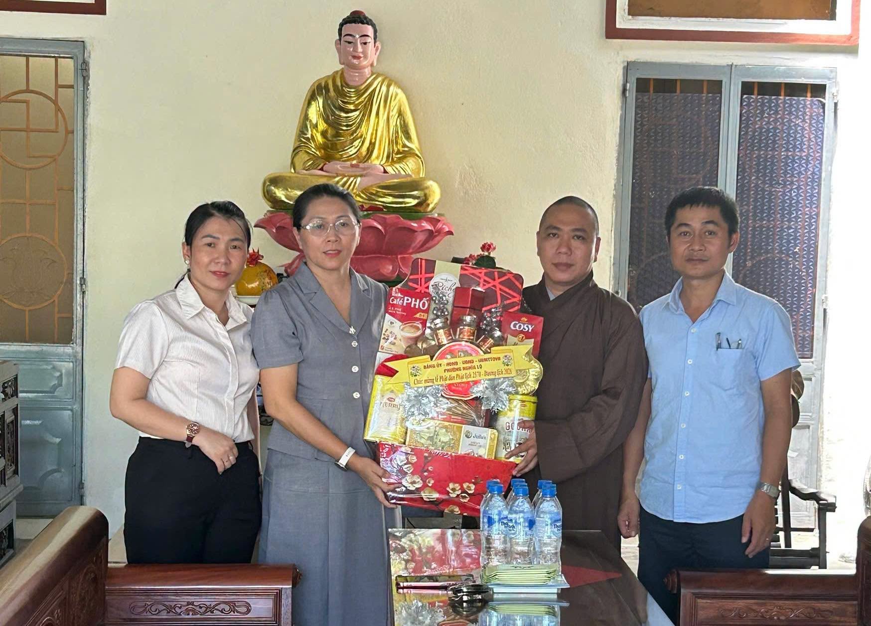 Lãnh đạo phường Nghĩa Lộ chụp ảnh lưu niệm cùng chư Tôn đức
