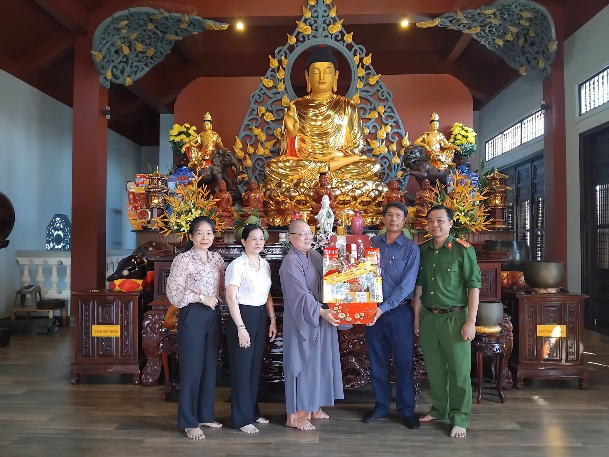 Lãnh đạo phường Nghĩa Lộ chụp ảnh lưu niệm cùng chư Tôn đức