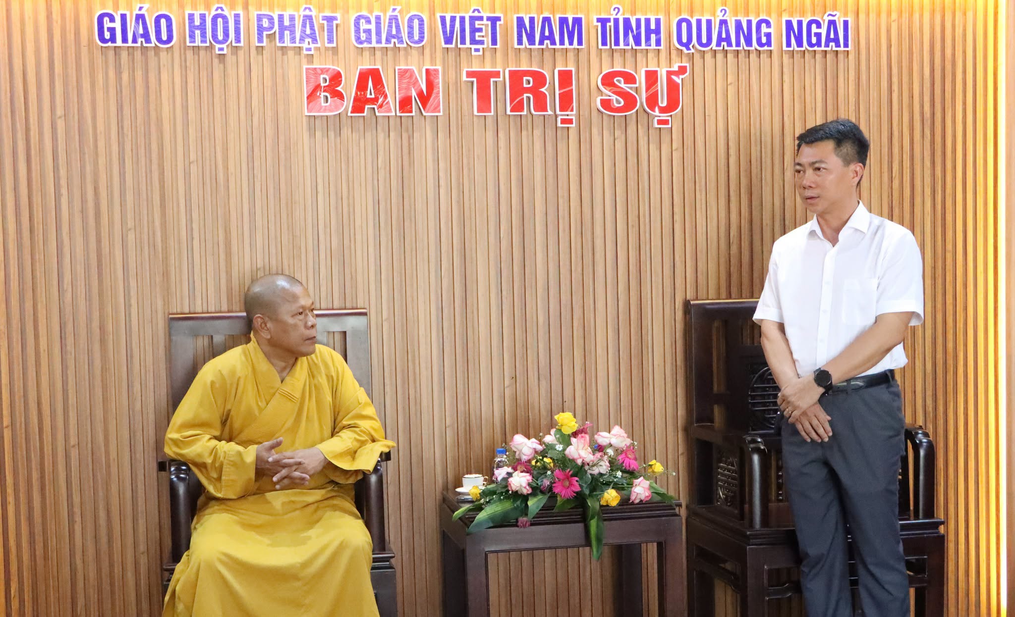Chủ tịch UBND phường Nghĩa Lộ chúc mừng Ban Trị sự GHPGVN tỉnh