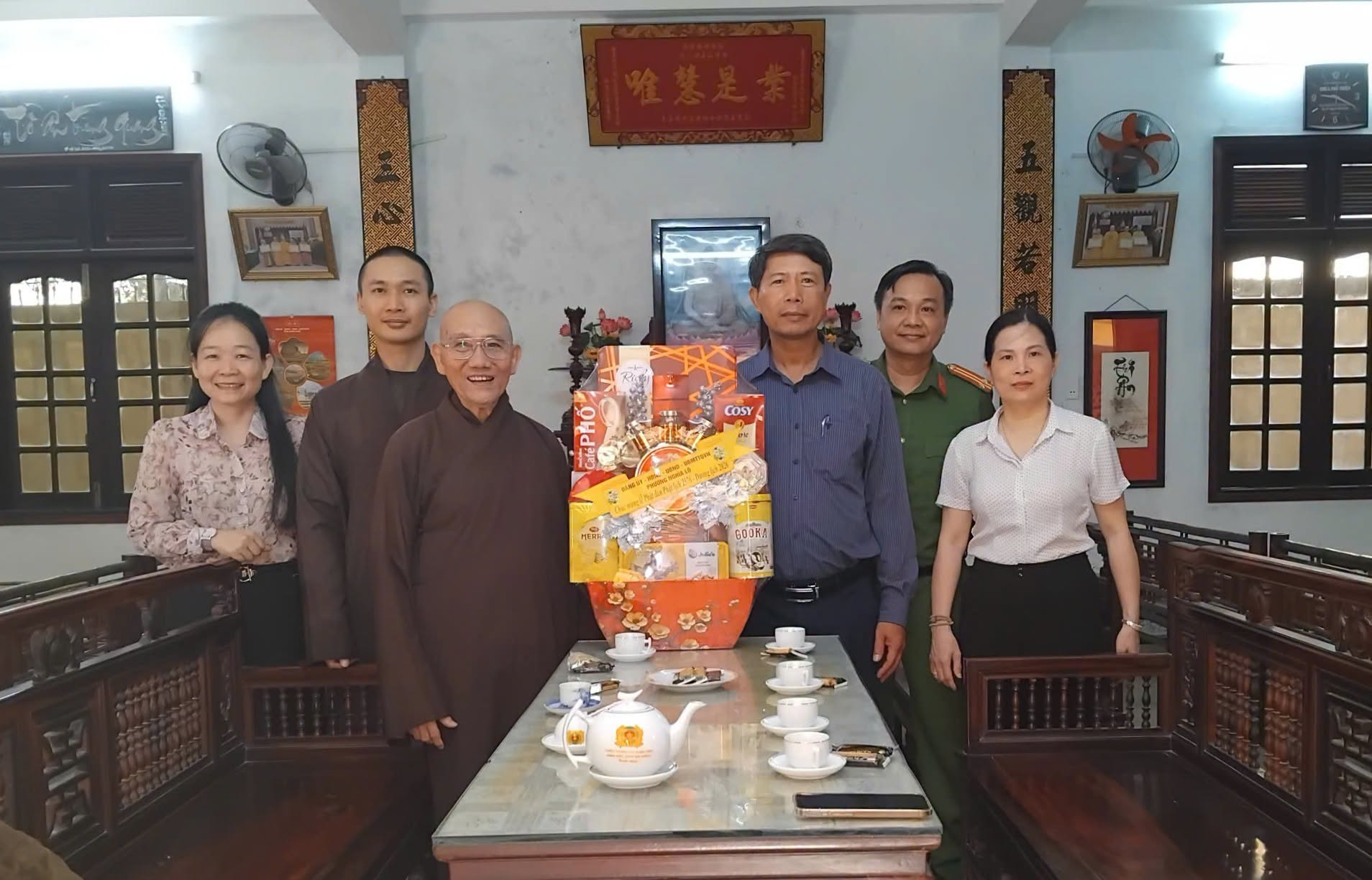Lãnh đạo phường Nghĩa Lộ chụp ảnh lưu niệm cùng chư Tôn đức