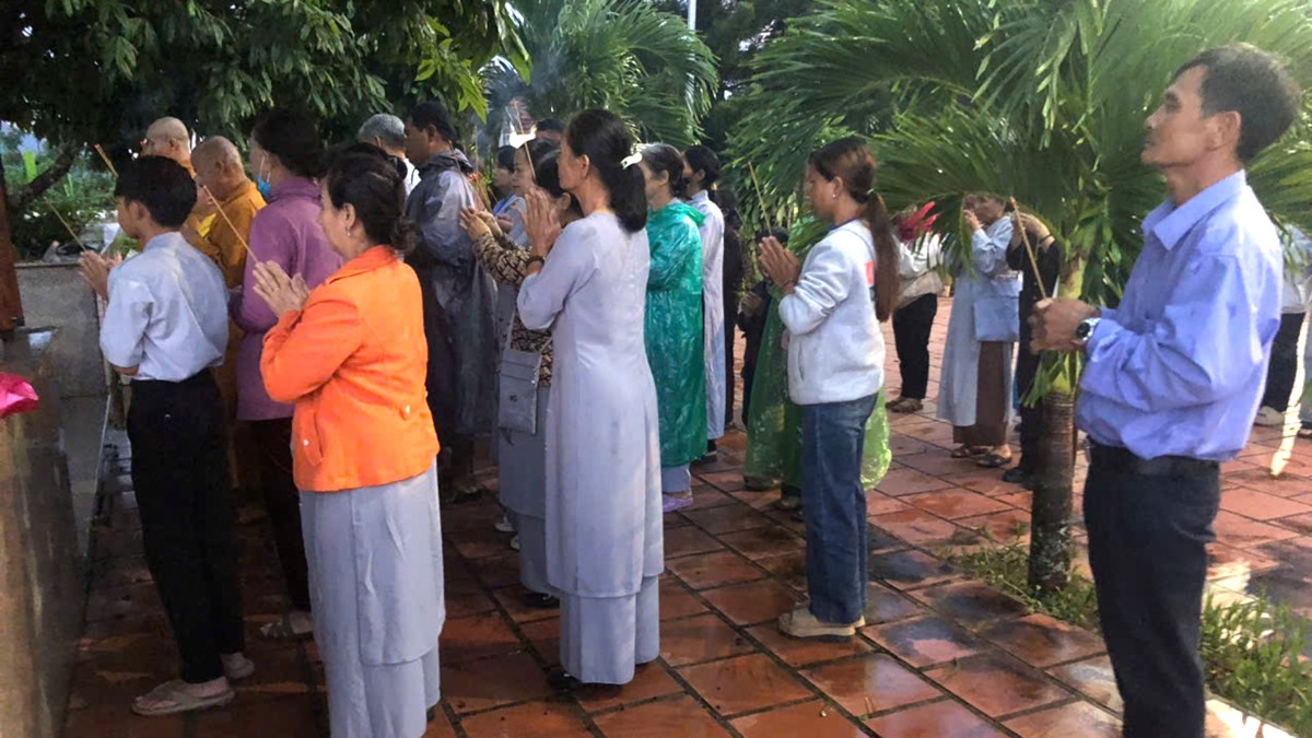 Phật tử chùa Khánh Sơn tưởng niệm anh hùng liệt sĩ